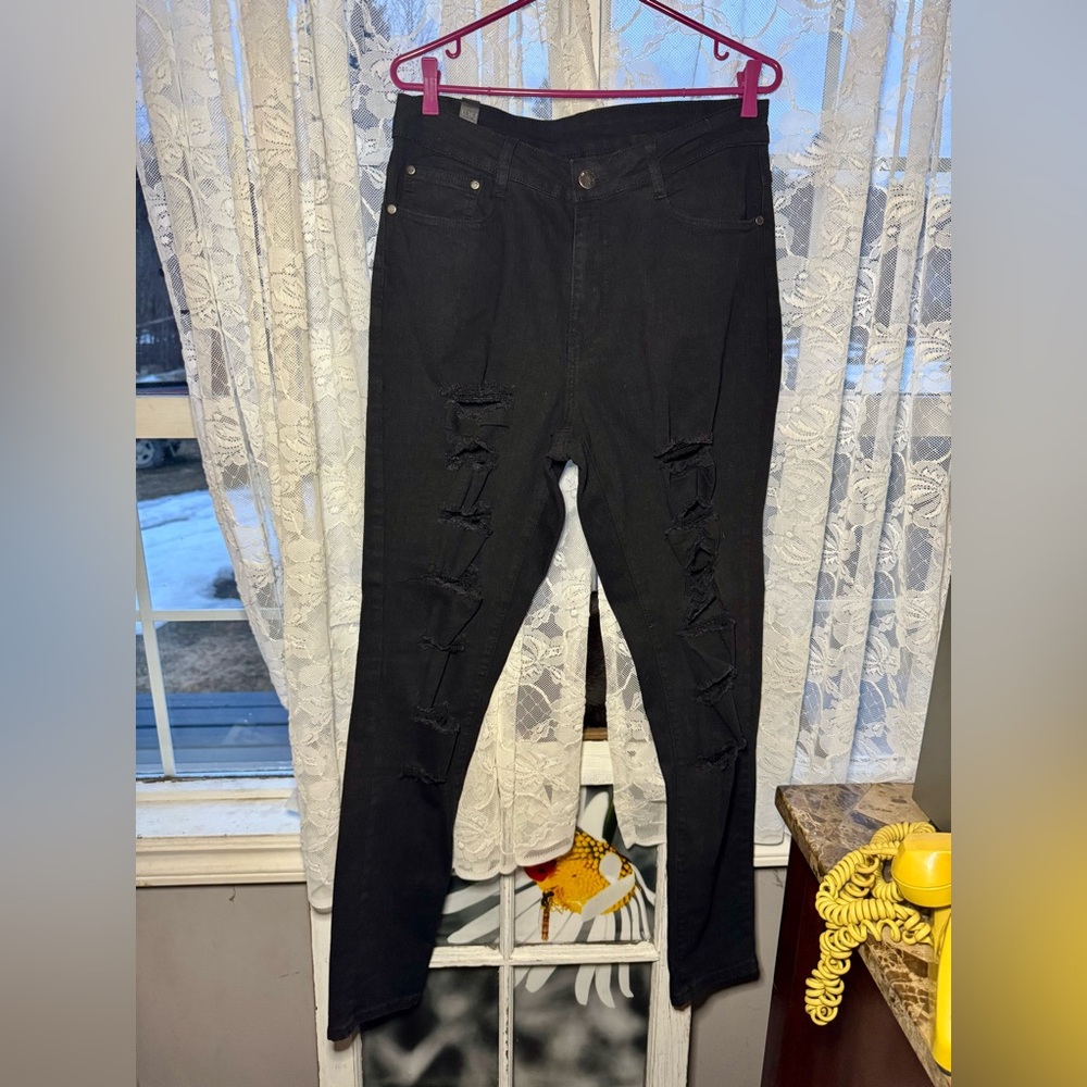 Distressed Black Skinny Jeans with Mid-Rise Fit
